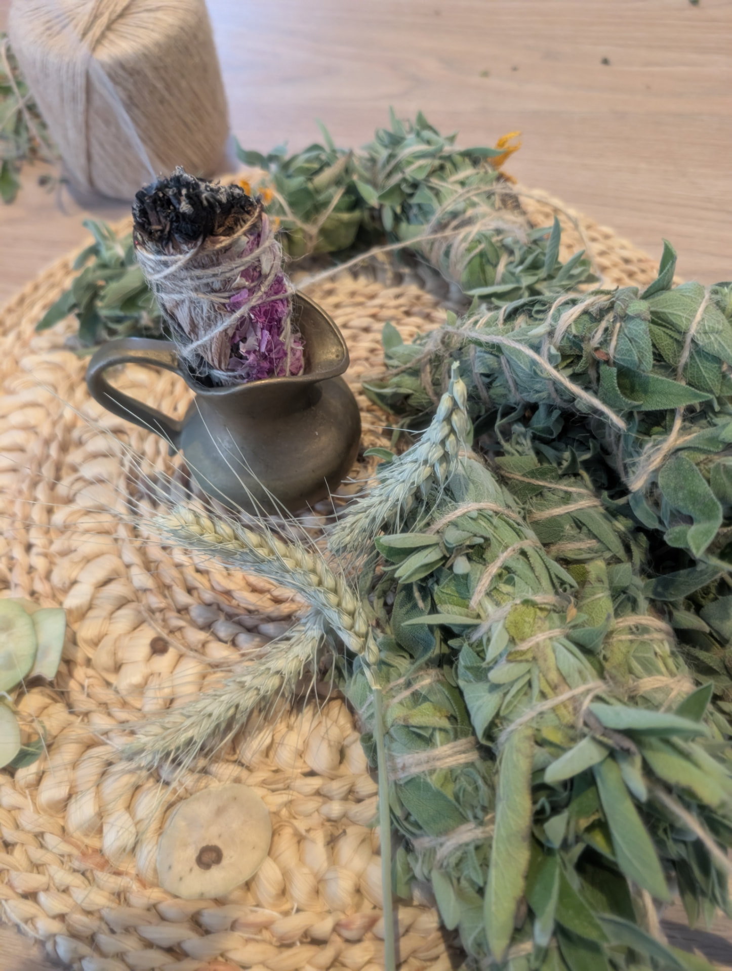 Herbes et fleurs séchées liées à la main pour un rituel Sorcière Bohème