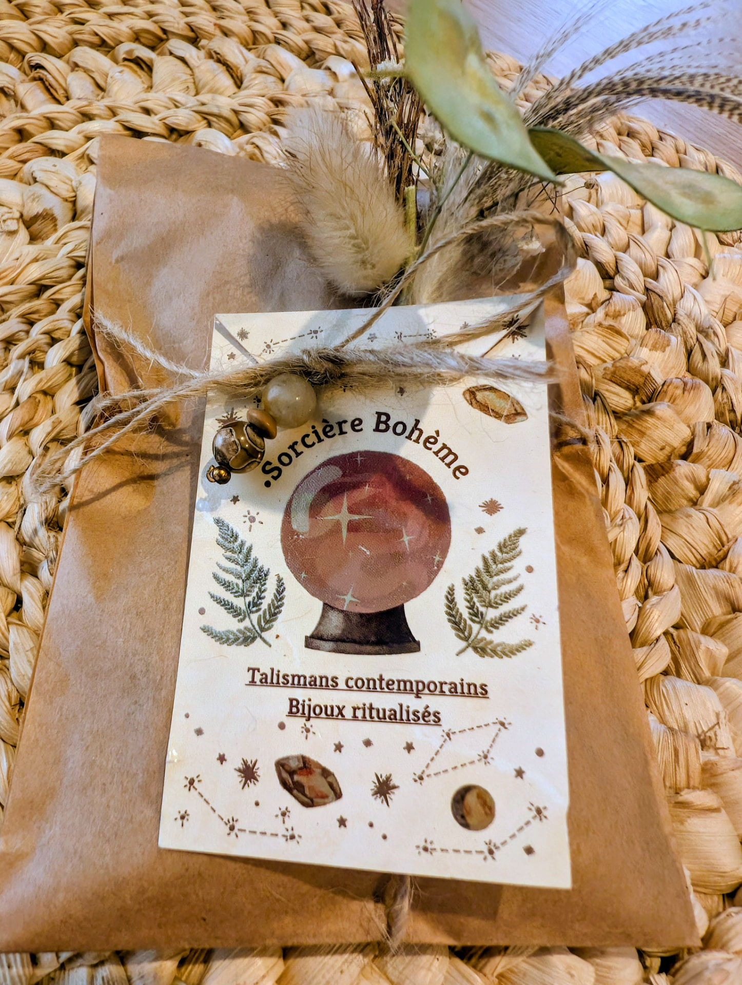 Sachet kraft Sorcière Bohème orné de plumes, de feuillage et d’un talisman